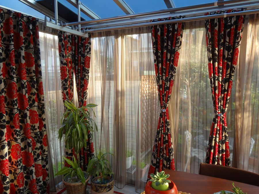 オーダーカーテン(ドレープ) インド製 遮光1級 「ファンタジーBK&R」ブラック&レッド 生地極厚 共布タッセル付き インポートカーテン