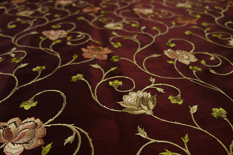 オーダーカーテン(ドレープ) インド製 刺繍「ミラノWR」 ワインレッド 薔薇柄 遮光裏地付き/共布タッセル付き インポートカーテン