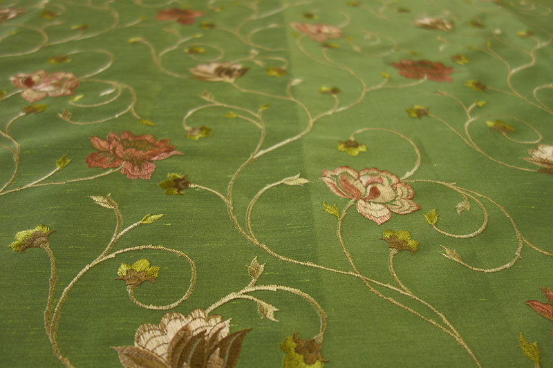 オーダーカーテン(ドレープ) インド製 刺繍「ミラノG」 グリーン 薔薇柄 遮光裏地付き/共布タッセル付き インポートカーテン