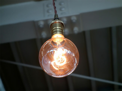 ペンダントライト　電球型ハンギングランプ 　 ペンダントランプ　アンバーガラス