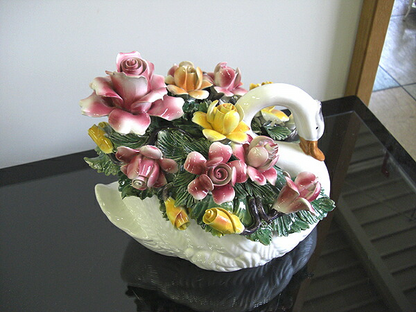 イタリア製　陶器　スワン型陶花　薔薇　白鳥　 インテリア置物　装飾品　ディスプレイ　アンティーク風　輸入雑貨　 ハンドメイド　ハンドペイント