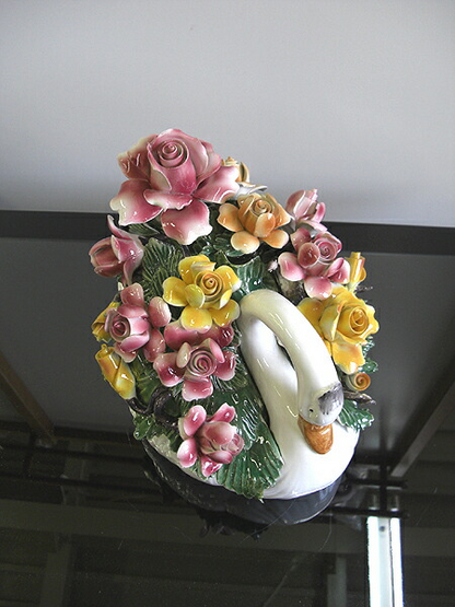 イタリア製　陶器　スワン型陶花　薔薇　白鳥　 インテリア置物　装飾品　ディスプレイ　アンティーク風　輸入雑貨　 ハンドメイド　ハンドペイント