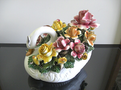 イタリア製　陶器　スワン型陶花　薔薇　白鳥　 インテリア置物　装飾品　ディスプレイ　アンティーク風　輸入雑貨　 ハンドメイド　ハンドペイント