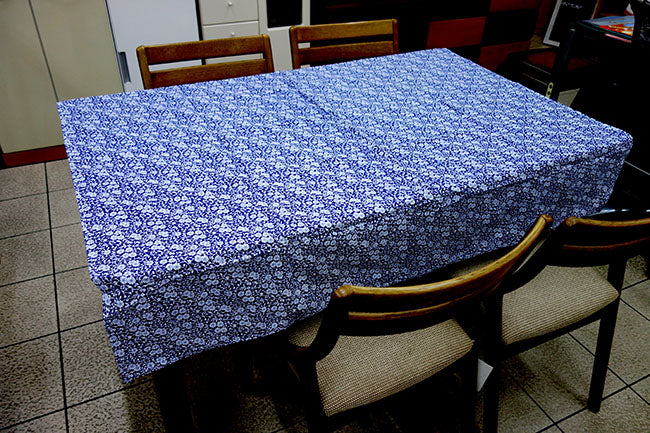 Burleigh バーレイ社　Blue Calico ブルーキャリコ　テーブルクロス　Sサイズ (138×138cm) テーブルカバー　キッチンファブリック　クロス　正方形　花柄