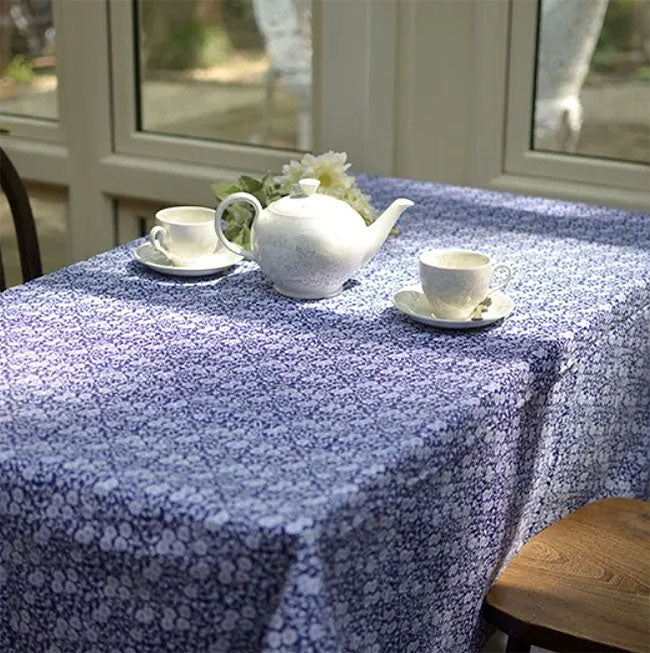 Burleigh バーレイ社　Blue Calico ブルーキャリコ　テーブルクロス　Lサイズ（138×180cm） テーブルカバー　キッチンファブリック　クロス　長方形　花柄