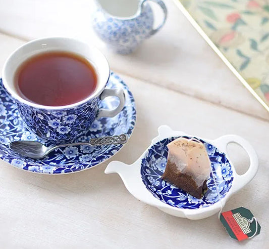 イギリス製　Burleigh バーレイ社　Blue Calico　 ブルーキャリコ　ティーポットトレイ　 ティーポット型プレート　ティーバッグホルダー　ミニプレート　小皿　 英国食器　テーブルウエア　おしゃれ