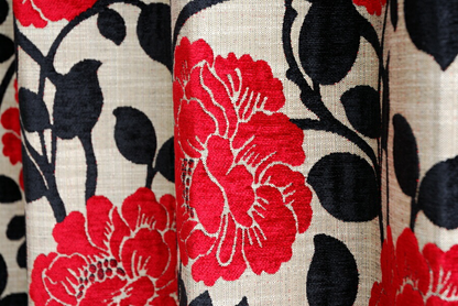 オーダーカーテン(ドレープ) インド製 遮光1級 「ファンタジーBK＆R」ブラック＆レッド　生地極厚　共布タッセル付き　インポートカーテン