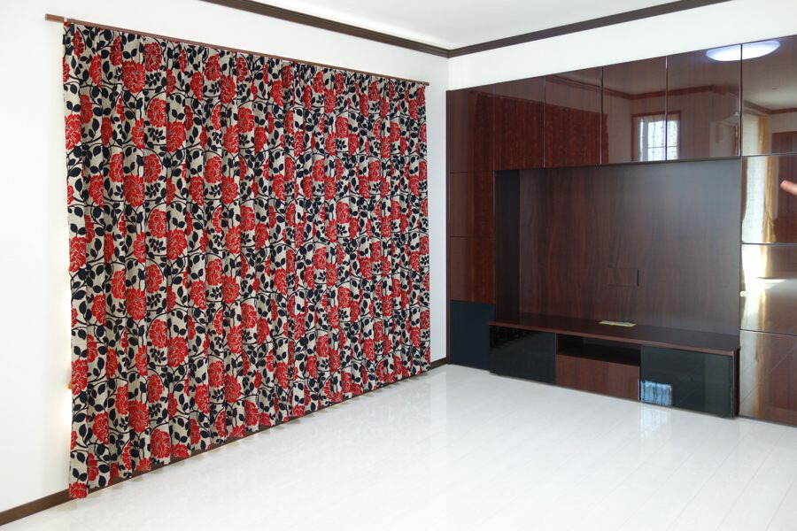 オーダーカーテン(ドレープ) インド製 遮光1級 「ファンタジーBK＆R」ブラック＆レッド　生地極厚　共布タッセル付き　インポートカーテン