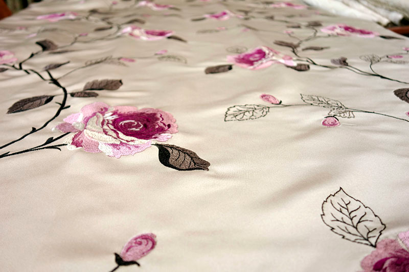 オーダーカーテン(ドレープ) インド製　サテン生地　刺繍「ラノス」　ベージュ　薔薇模様　共布タッセル付き　インポートカーテン