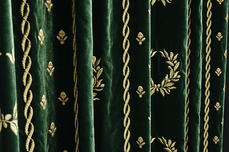 オーダーカーテン(ドレープ) フランス製　最高級ベルベット生地　グリーン「ローリエGR」 金糸刺繍　袋織　ヨーロッパ　ドット柄　共布タッセル付き　インポートカーテン