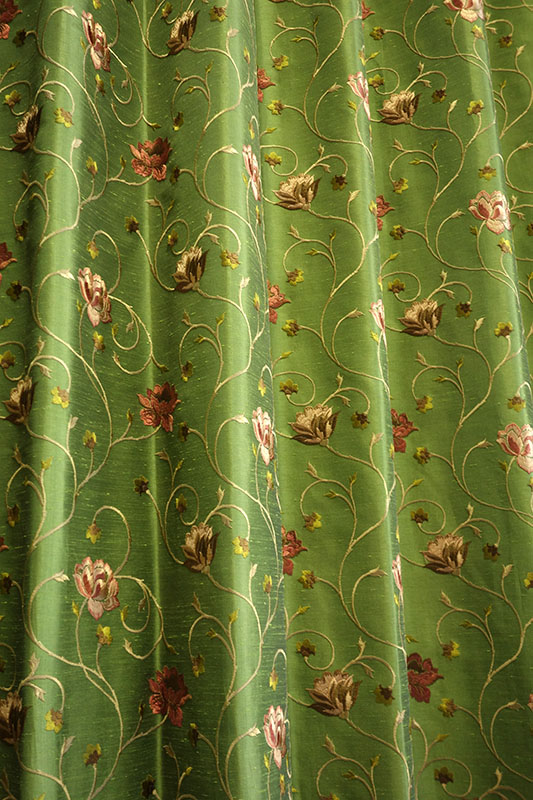 オーダーカーテン(ドレープ) インド製　刺繍「ミラノG」　グリーン　薔薇柄　遮光裏地付き/共布タッセル付き　インポートカーテン